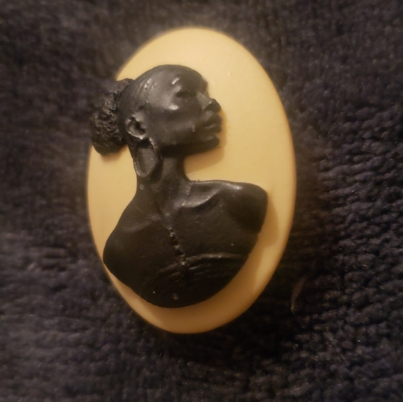 Cameo African-American Female silhouette - lapel pin. - Picture 3 of 5